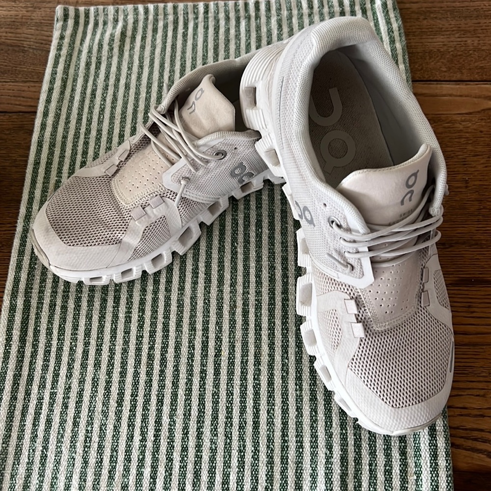 On Women's Cloud 5 Shoes Pearl/White size 6.5